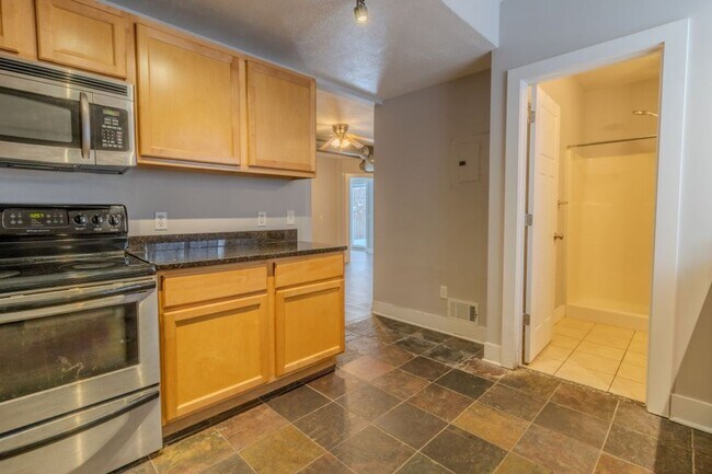 Building Photo - 933 E Front St