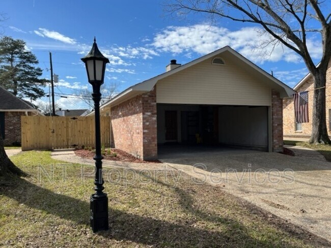 Building Photo - 16530 La Louisiane Ct
