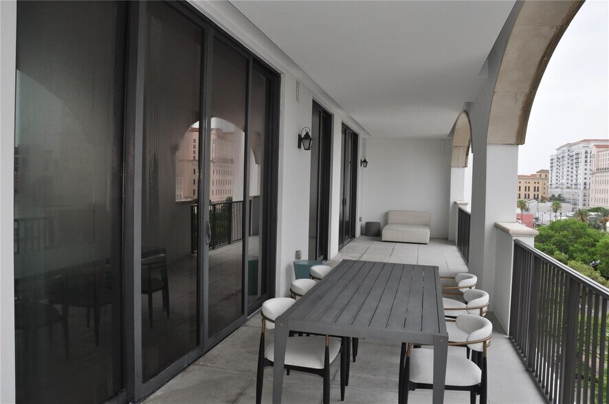 Building Photo - 275 Giralda Ave