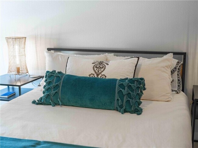 Building Photo - 352 W 5th St