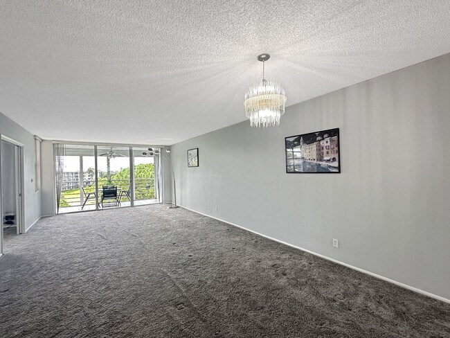 Building Photo - 535 Oaks Dr