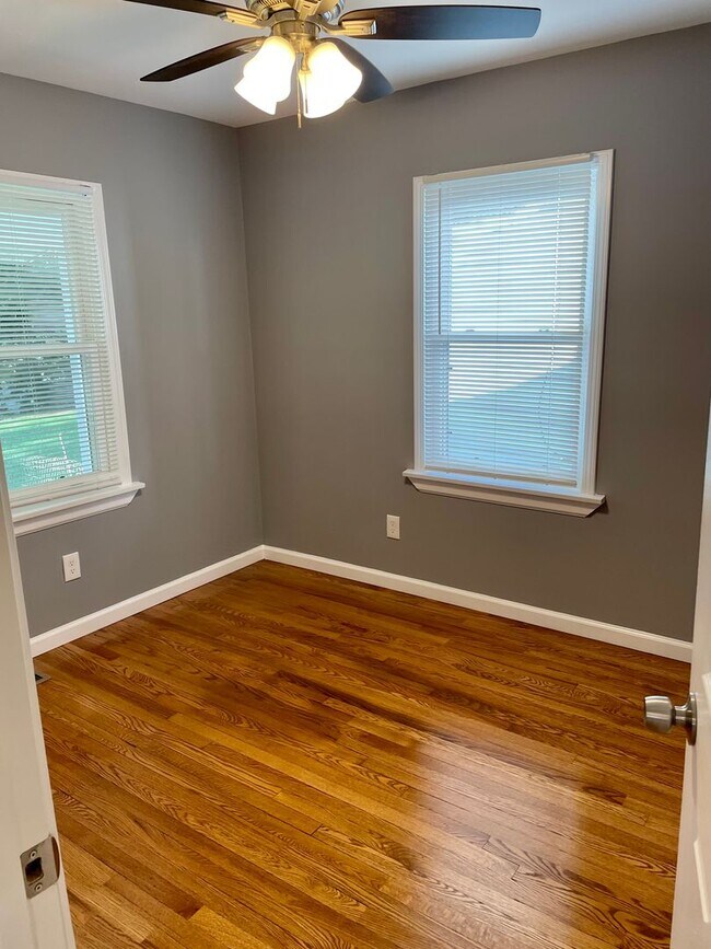 Building Photo - COMING SOON! Beautifully renovated single-...