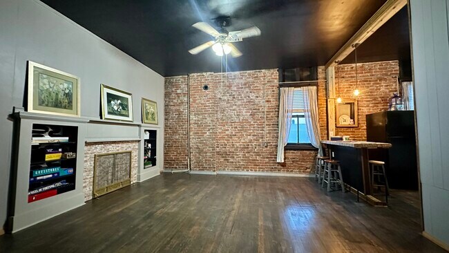 Primary Photo - 226 Main St