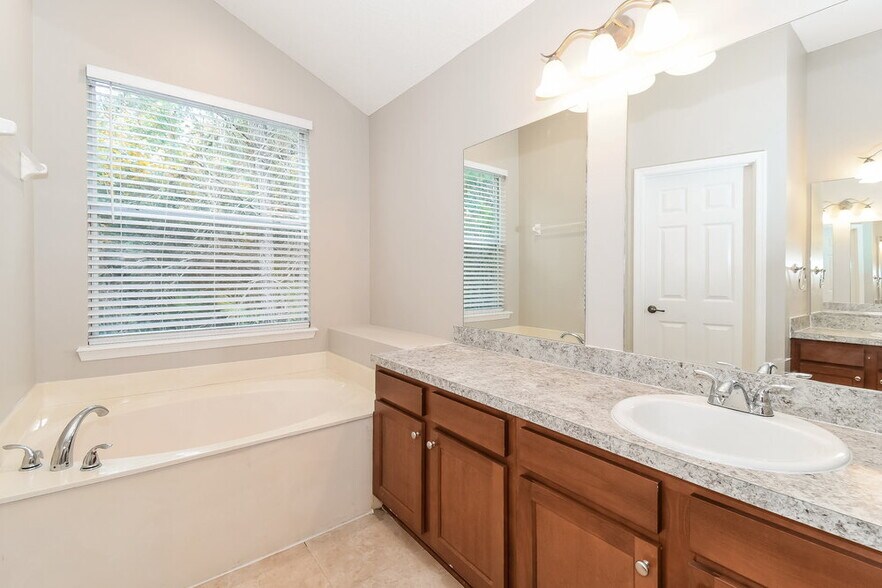 Building Photo - 875 Woodbridge Hollow N