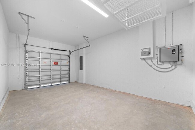 Building Photo - 715 SE 15th St