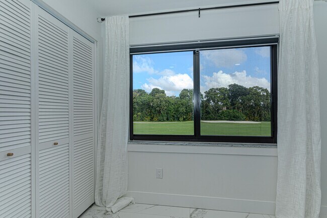 Building Photo - 8545 Casa Del Lago