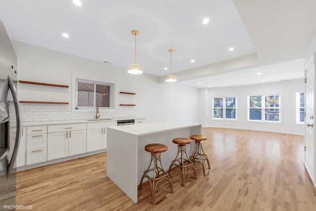 Building Photo - 6711 S Paxton Ave