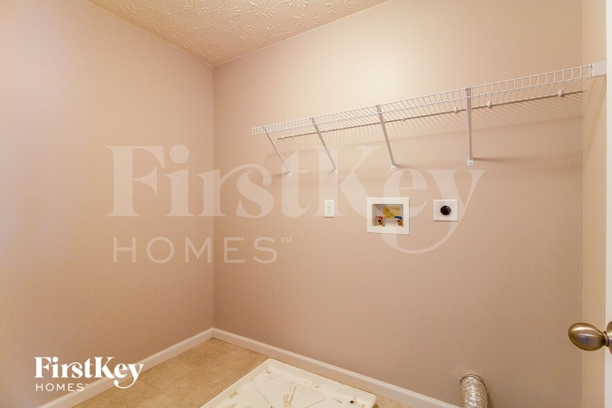 Building Photo - 6156 Woodville Dr