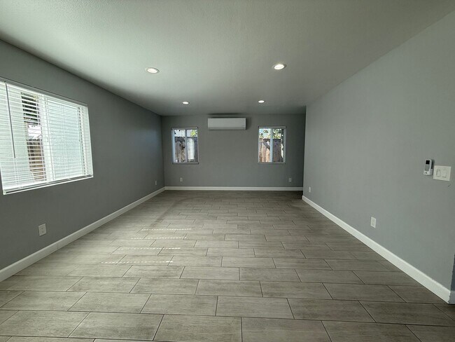 Building Photo - NewB SDS T 3634