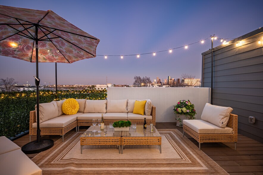 Building Photo - 917 Thompson St