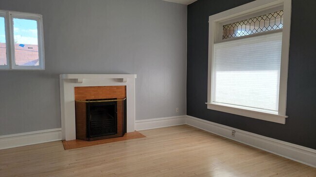 Building Photo - Charming renovated avenues apartment