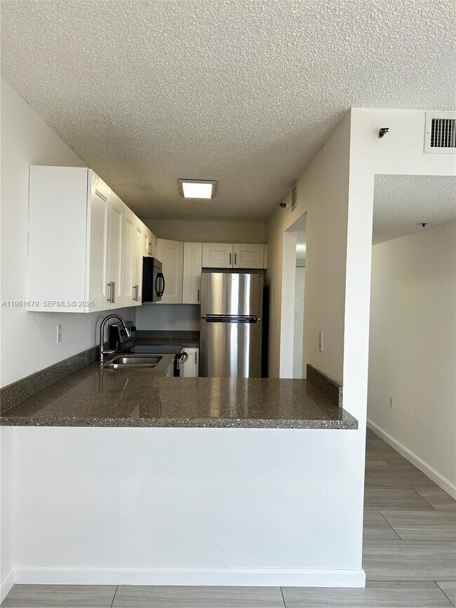 Building Photo - 1700 NW N River Dr