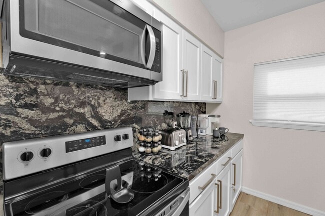 Building Photo - 111 E Hibiscus St