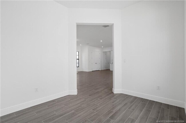 Building Photo - 870 SW Newfield Ave