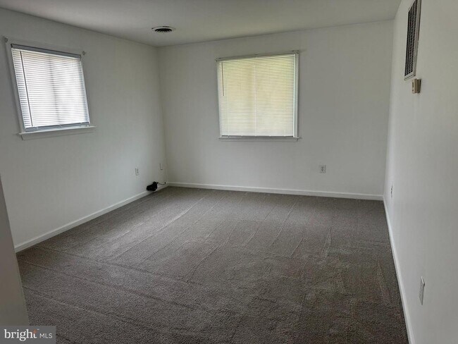 Building Photo - 621 Fernhill Rd
