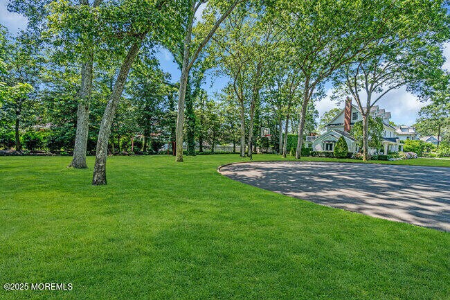 Building Photo - 12 Red Oak Dr