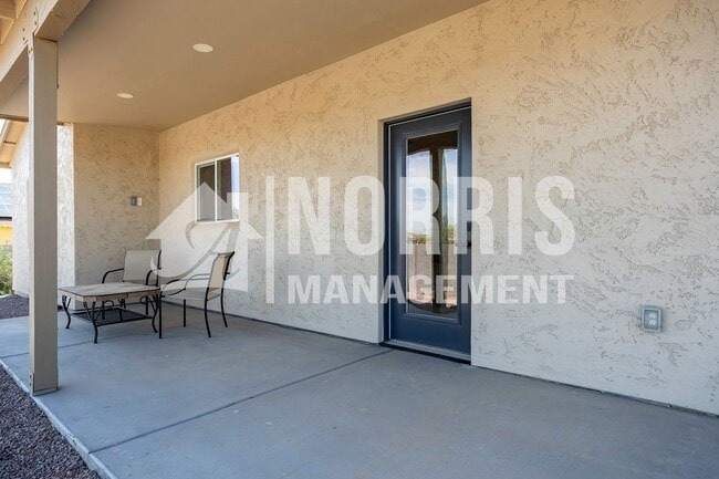Building Photo - Beautiful Upgraded Home with Furnishings i...