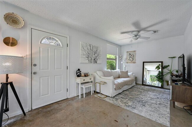 Building Photo - 1513 Corona Dr
