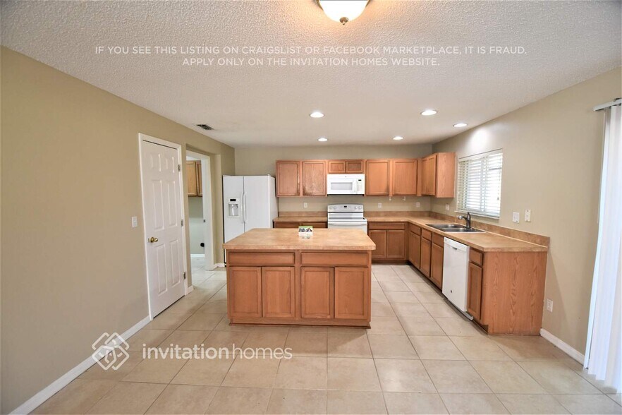 Building Photo - 16930 Sunrise Vista Dr