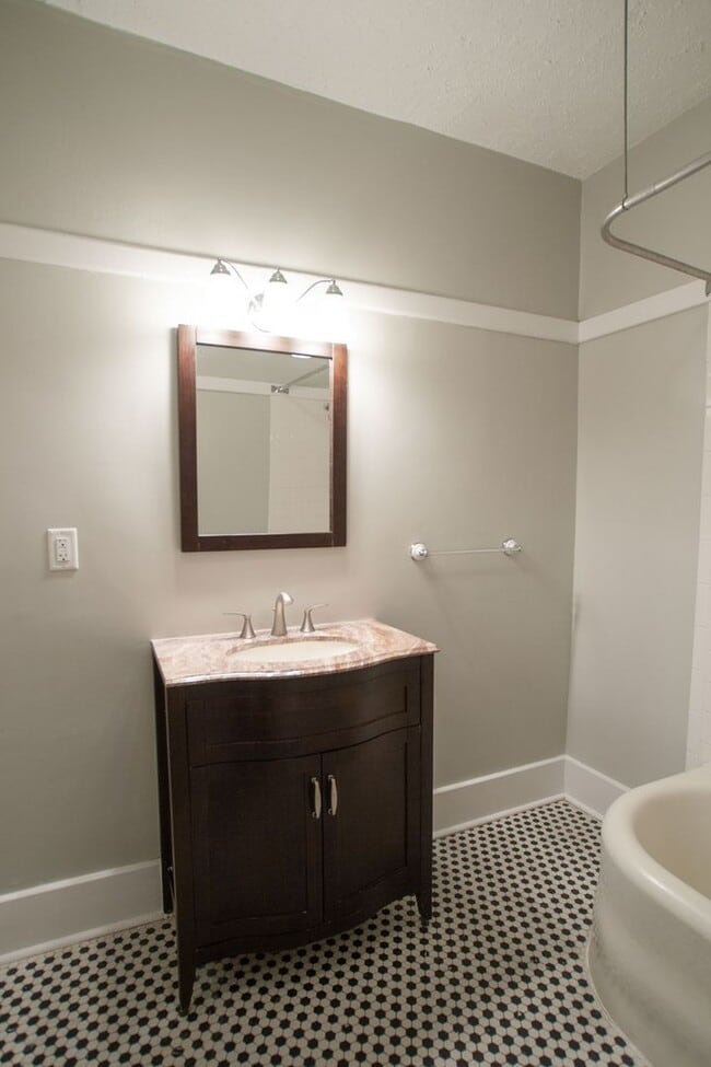 Building Photo - Quiet, Spacious 2BR/1BA