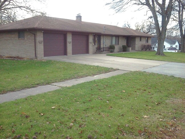 Building Photo - 403 Oak St