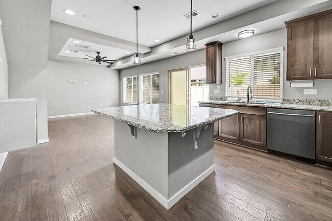 Building Photo - $2,550.00, 3 bed, 2.5 bath located in Colo...