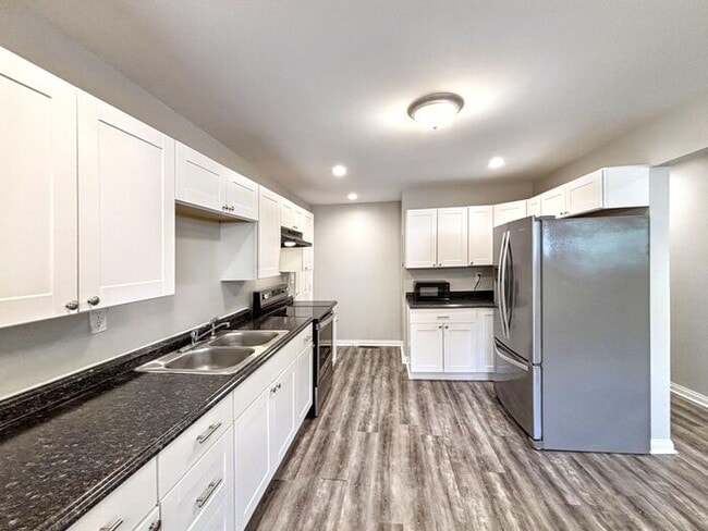 Building Photo - Charming 4-Bedroom Home with Fenced Yard a...