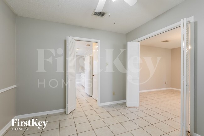 Building Photo - 222 Magic Oaks Dr