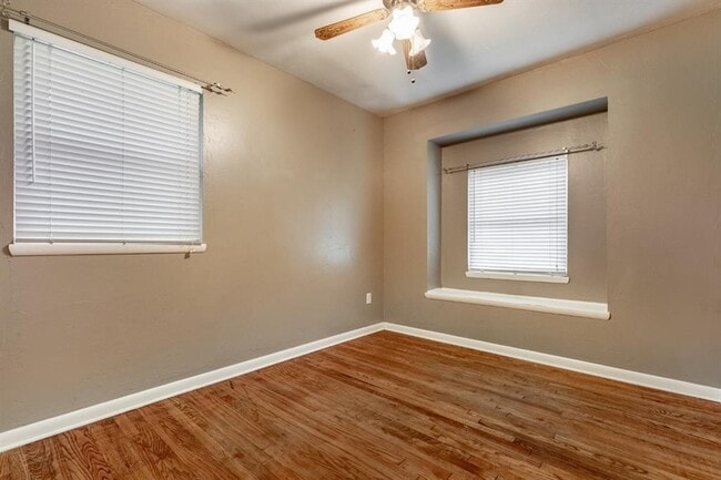 Building Photo - 2108 Henderson Dr