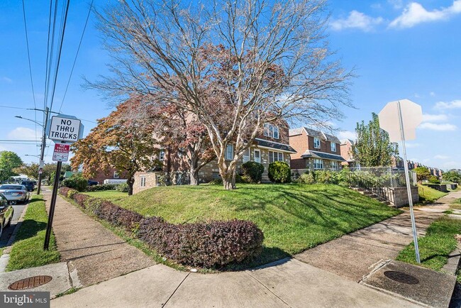 Building Photo - 2042 Faunce St
