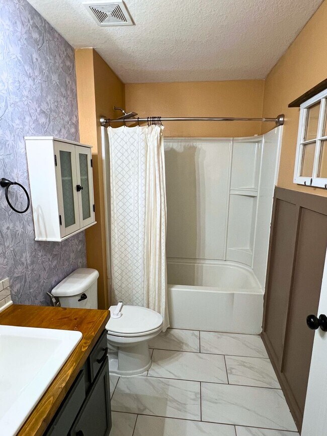 Building Photo - Stylish 4-Bedroom Home with Fenced Yard – Prime Location!