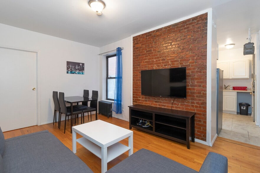Building Photo - 335 E 94th St
