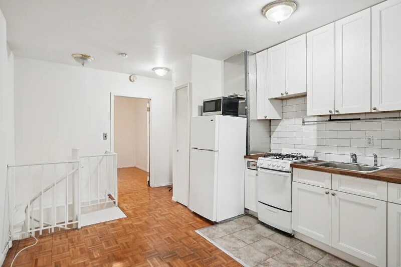 Building Photo - 323A E 89th St