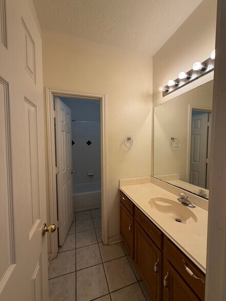 Building Photo - 13403 Agarita Ln