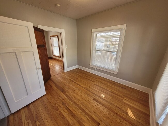 Building Photo - 2 Bedroom, 1 Bathroom home with hardwood!
