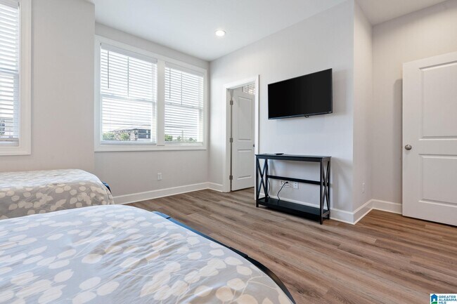 Building Photo - 829 21st Ave E