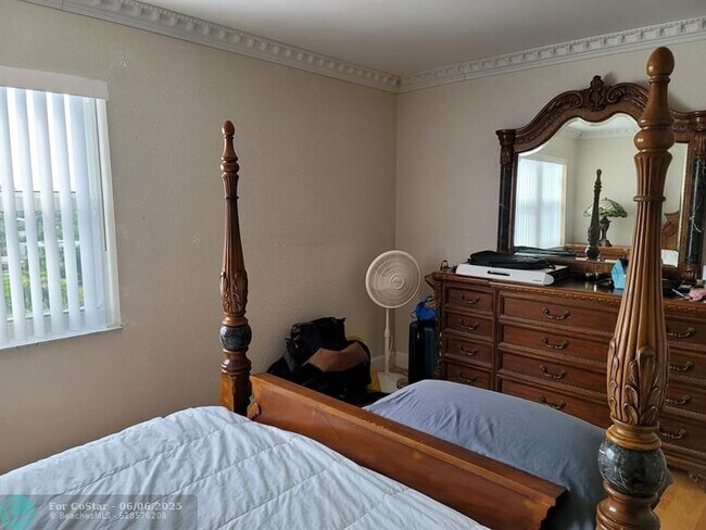 Building Photo - 401 Golden Isles Dr