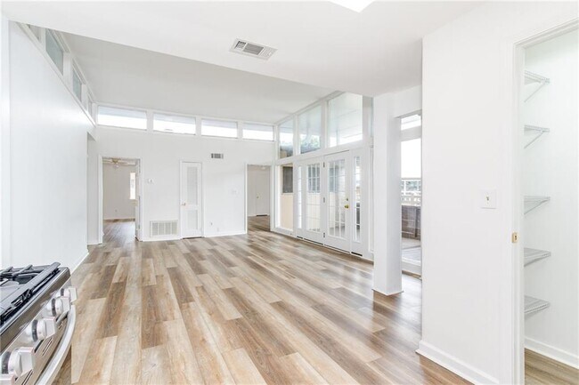 Building Photo - 346 Carpenter Dr NE
