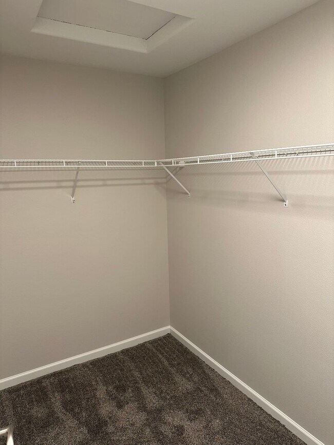 Building Photo - Brand New 3 Bed / 2.5 Bath Duplex! $250 Am...
