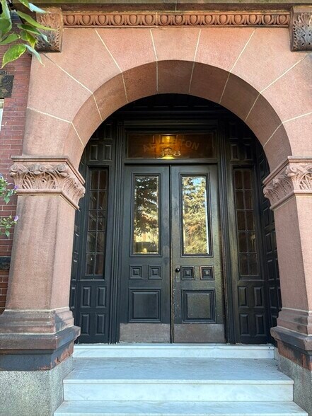 Primary Photo - 128 Magazine St