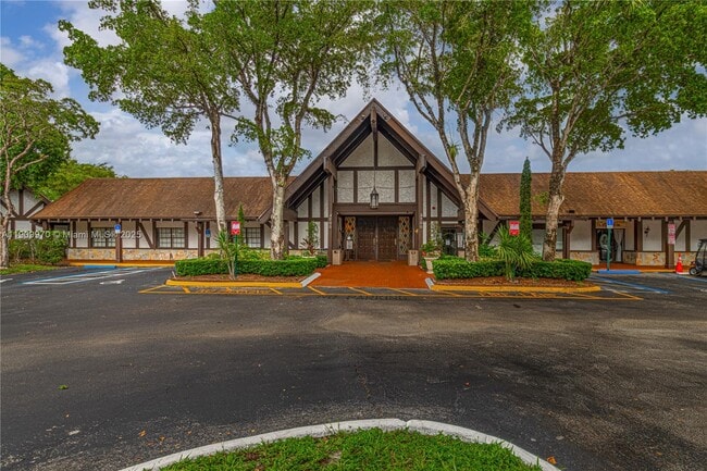 Building Photo - 3760 Inverrary Dr