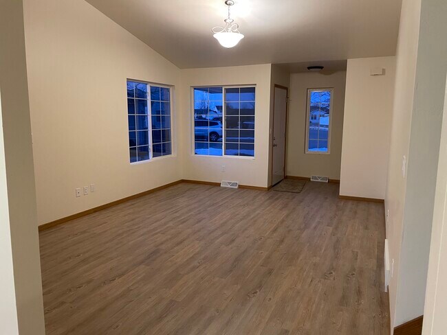 Living room, front entrance - 1023 Rolling Meadows Dr