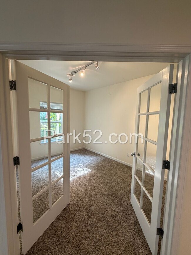 Building Photo - 2 Bedroom Plus Office Condo in DuPont!