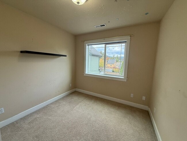 Building Photo - 3 Bedroom Home for Rent in Hood River
