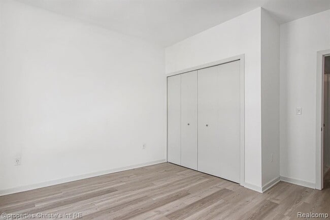 Building Photo - 7410 Kercheval Ave