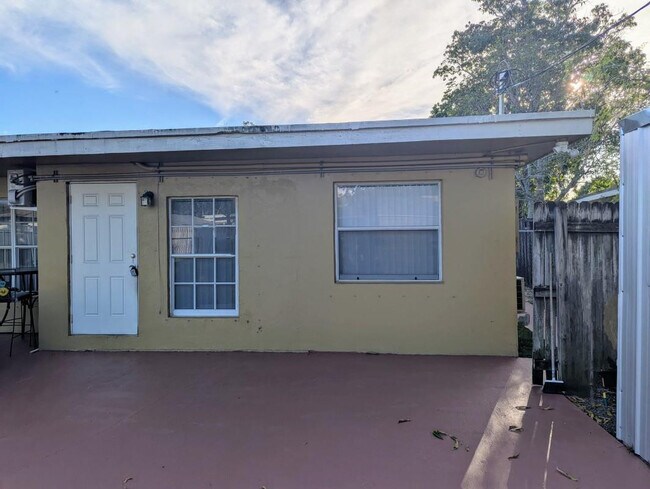 Building Photo - 664 W Melrose Cir