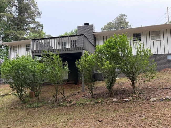 Building Photo - 3336 Camelot Dr NE