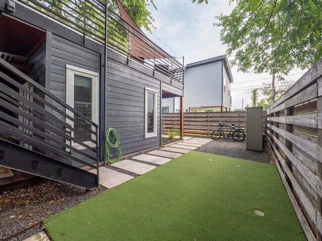 Building Photo - 1005 Mansell Ave