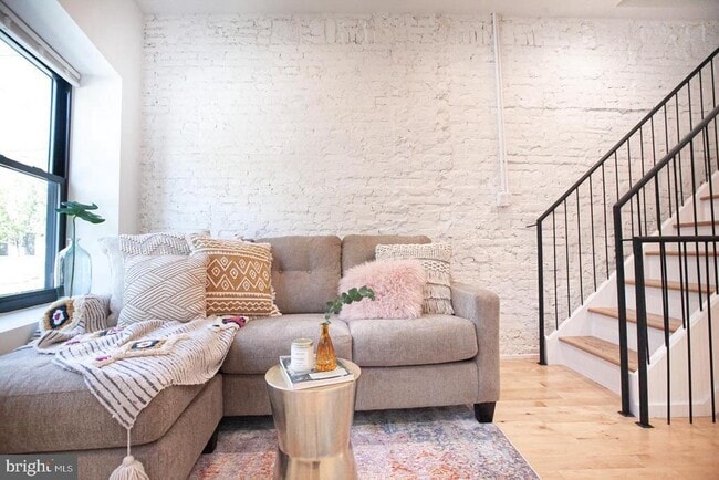 Building Photo - 2539 Collins St