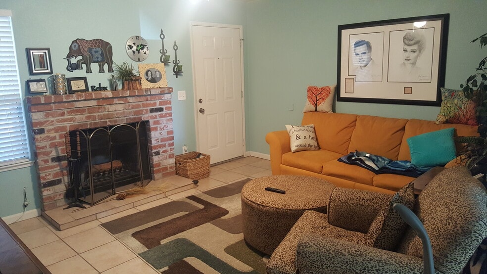 Building Photo - 9117 Newhall Dr